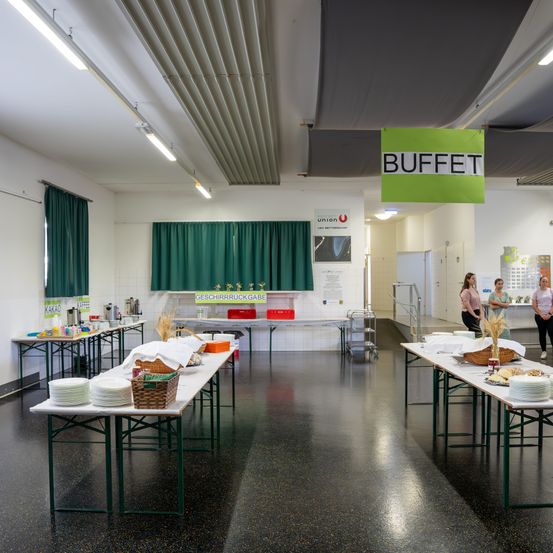 Bild enthält, Cafeteria, Indoors, Restaurant, Architecture, Building, Floor, Person, Flooring, Footwear, Shoe
