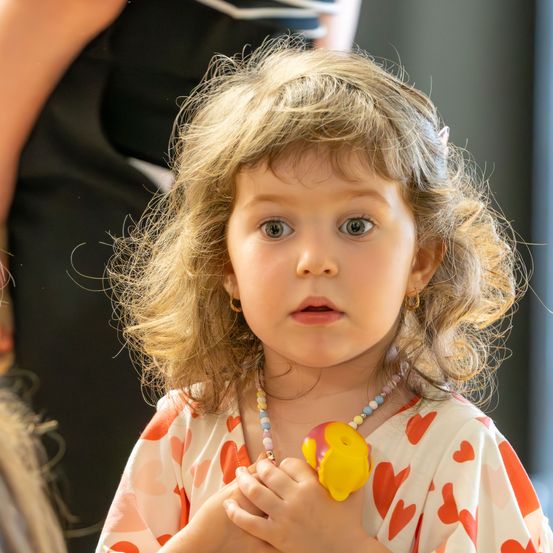 Bild enthält, Finger, Hand, Person, Child, Female, Girl, Face, Portrait, Blonde, Necklace