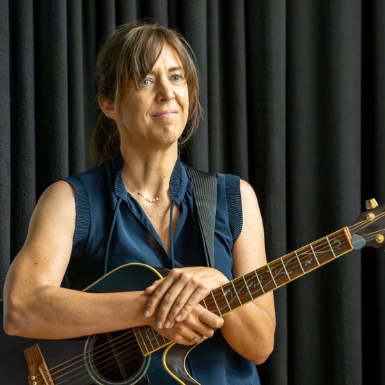 Bild enthält, Guitar, Musical Instrument, Person, Guitarist, Music, Musician, Performer, Face, Head, Solo Performance