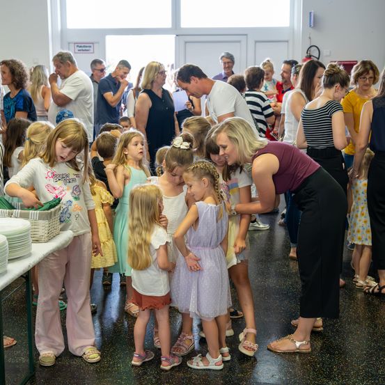 Bild enthält, People, Person, Dress, Adult, Female, Woman, Cafeteria, Child, Girl, Shoe