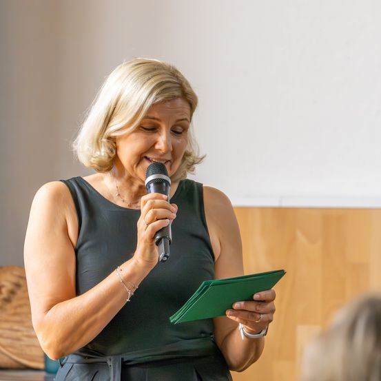 Bild enthält, Adult, Female, Person, Woman, Microphone, Crowd, Face, Head, Audience, Speech
