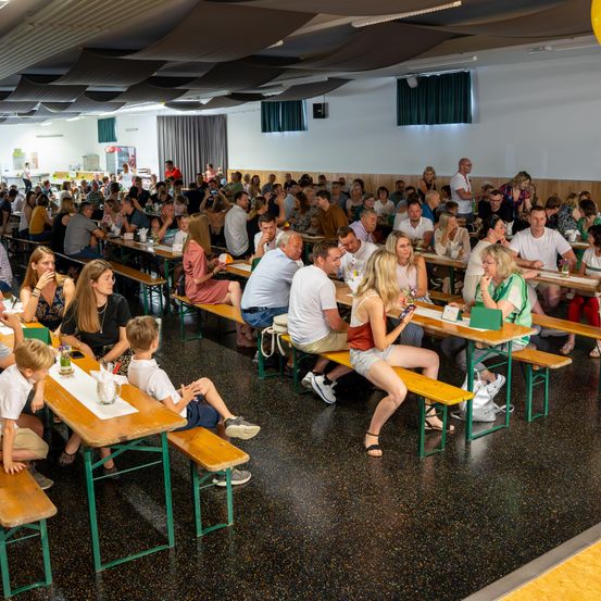 Bild enthält, Cafeteria, Restaurant, People, Person, Adult, Female, Woman, Boy, Child, Male