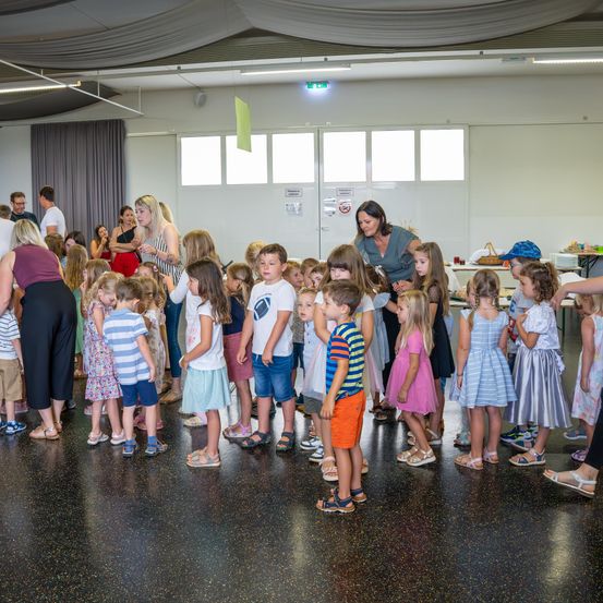 Bild enthält, Adult, Female, Person, Woman, Girl, Teen, People, Shoe, Shorts, School