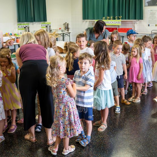 Bild enthält, Adult, Female, Person, Woman, Child, Girl, Kindergarten, Shoe, Shorts, Portrait