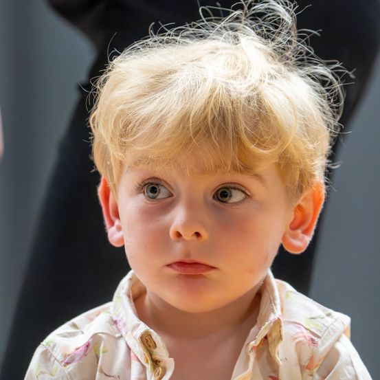 Bild enthält, Blonde, Hair, Person, Face, Head, Photography, Portrait, Body Part, Finger, Hand