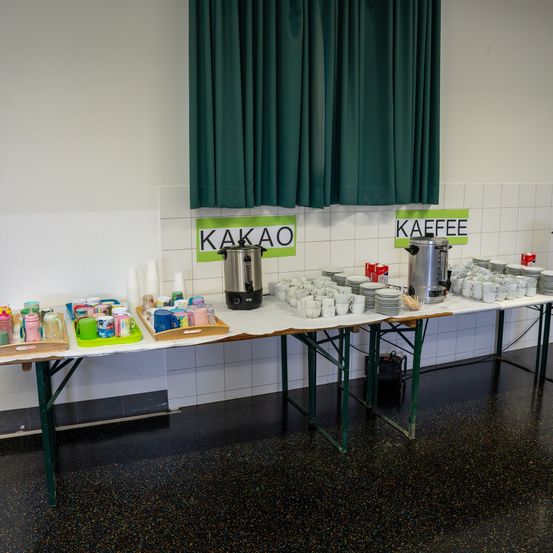 Bild enthält, Lab, Furniture, Table, Laboratory, Floor, Flooring, Desk, Indoors