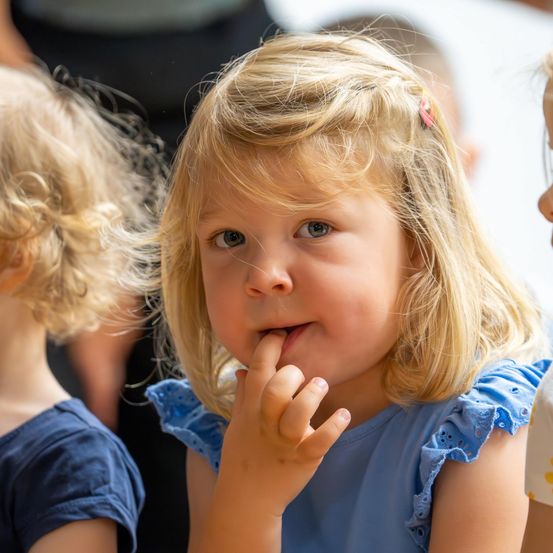Bild enthält, Finger, Hand, Person, Child, Female, Girl, Head, Face, People, Blonde