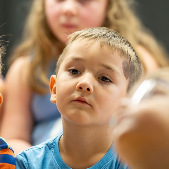 Bild enthält, Finger, Person, Head, Face, Photography, Portrait, People, Boy, Child, Male