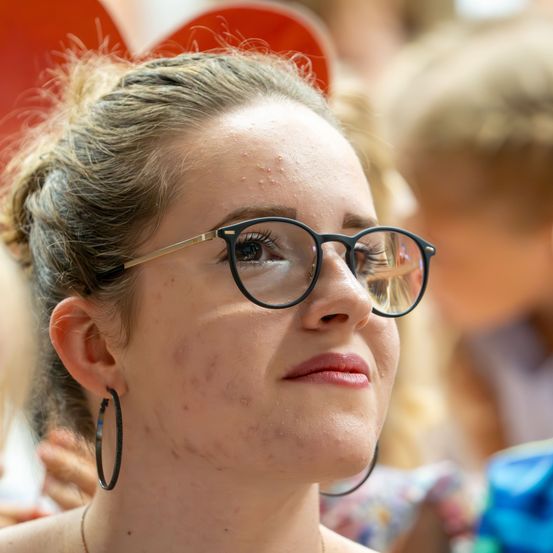 Bild enthält, Glasses, Head, Person, Face, Adult, Female, Woman, Smile, Finger, Child