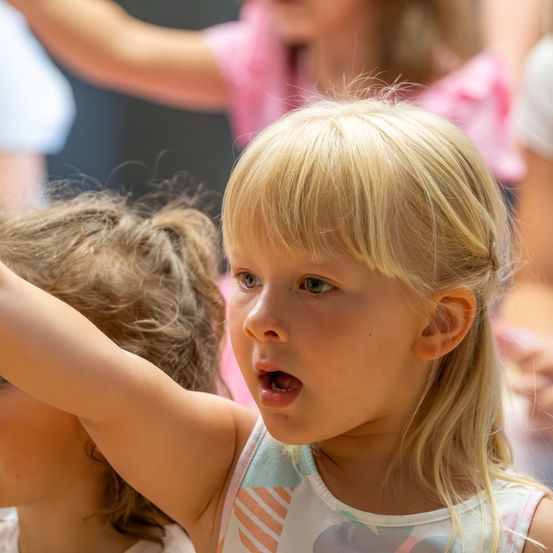 Bild enthält, Body Part, Finger, Hand, Person, Head, Face, Child, Female, Girl