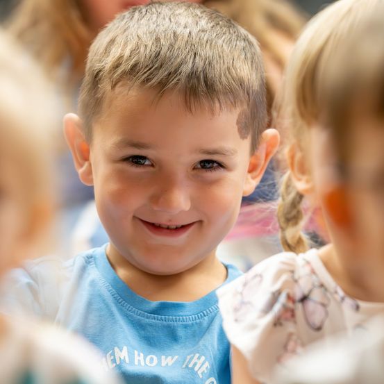 Bild enthält, Face, Head, Person, Smile, Photography, Portrait, Boy, Child, Male, Finger