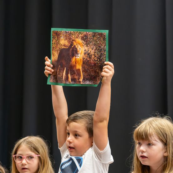 Bild enthält, Glasses, Finger, Person, Lion, Child, Female, Girl, Boy, Male, Bride