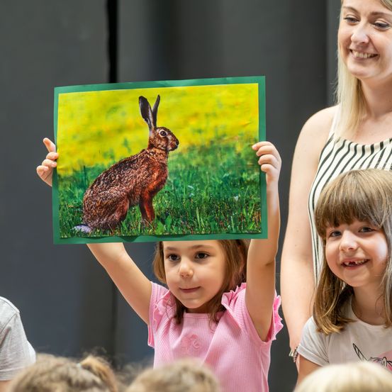Bild enthält, Child, Female, Girl, Person, Hare, Boy, Male, Face, Head, Painting