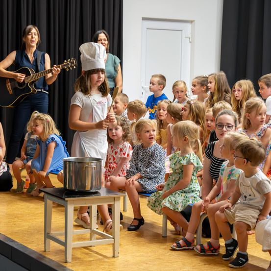 Bild enthält, Adult, Female, Person, Woman, Guitar, Child, Girl, Shoe, People, Guitarist