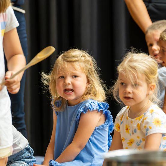 Bild enthält, Cutlery, Spoon, Child, Female, Girl, Person, Head, People, Face, Necklace