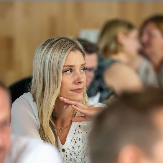 Bild enthält, Adult, Female, Person, Woman, Blonde, Bride, Face, Head, Finger, Necklace