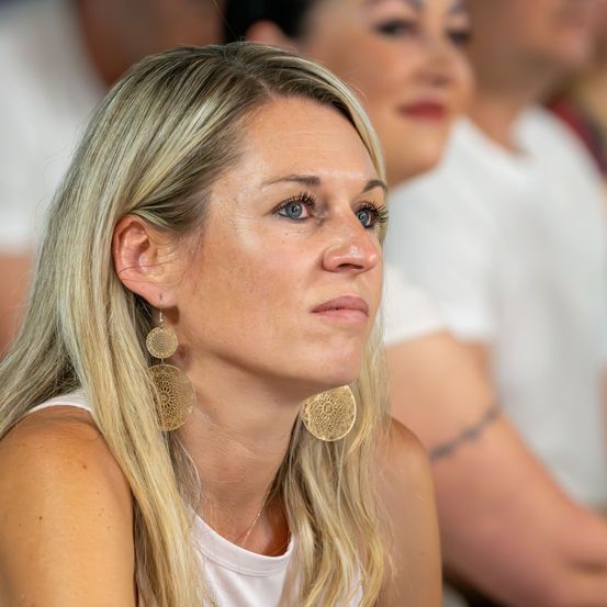 Bild enthält, Blonde, Hair, Person, Adult, Female, Woman, Finger, Head, Face, Bride