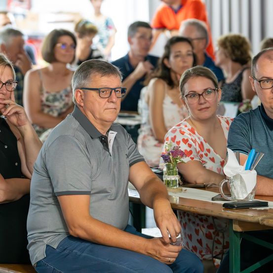 Bild enthält, Adult, Female, Person, Woman, Restaurant, Male, Man, Cafeteria, Face, Glasses
