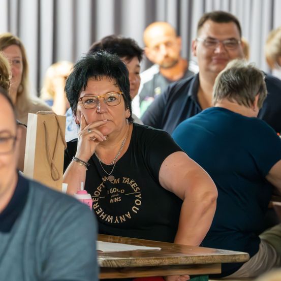 Bild enthält, Head, Person, Face, Adult, Male, Man, Female, Woman, Glasses, Handbag