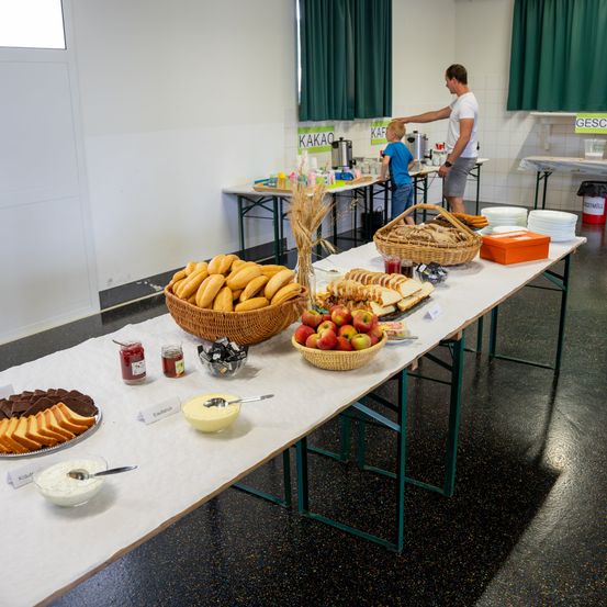 Bild enthält, Cafeteria, Indoors, Restaurant, Person, Brunch, Food