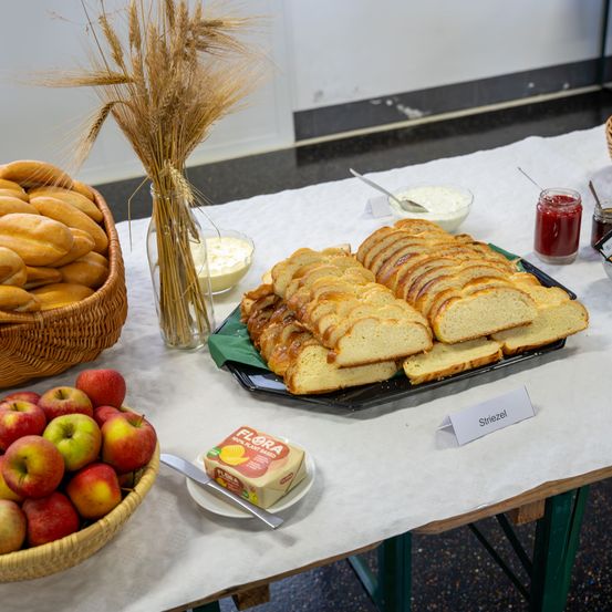 Bild enthält, Brunch, Food, Cutlery, Spoon, Bread, Apple, Fruit, Plant, Produce