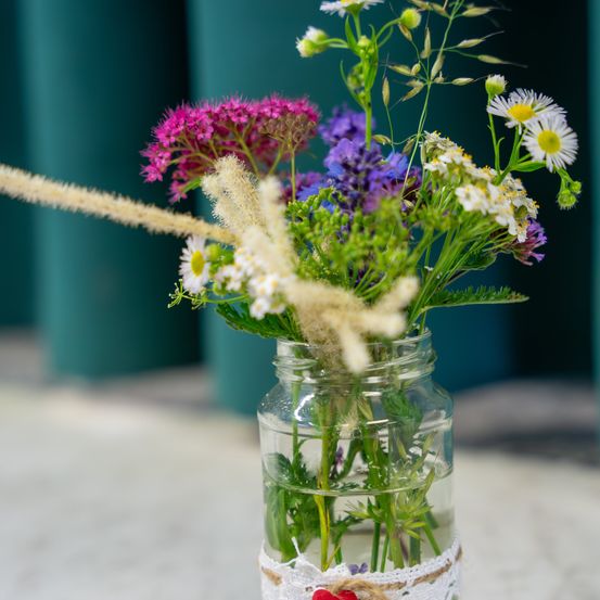 Bild enthält, Flower, Flower Arrangement, Plant, Flower Bouquet, Jar, Ikebana, Geranium