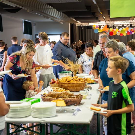 Bild enthält, Cafeteria, Indoors, Restaurant, Meal, Buffet, People, Person, Adult, Female, Woman