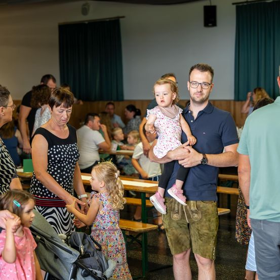 Bild enthält, People, Person, Portrait, Shorts, Pants, Adult, Male, Man, Shoe, Woman