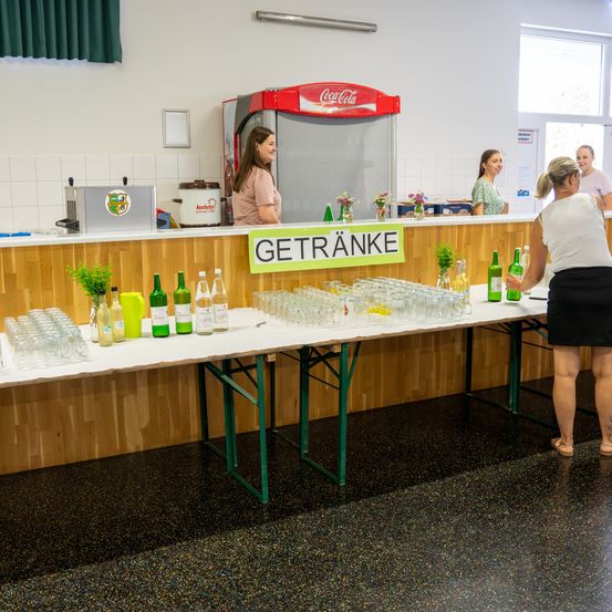 Bild enthält, Cafeteria, Restaurant, Adult, Female, Person, Woman, Wood, Plywood, Floor, Flooring