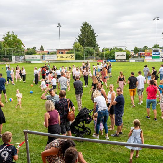 Bild enthält, Grass, Park, People, Person, Boy, Child, Male, Adult, Female, Woman