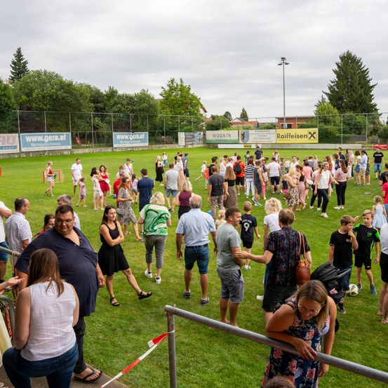 Bild enthält, People, Person, Grass, Outdoors, Park, Child, Female, Girl, Soccer Ball, Field