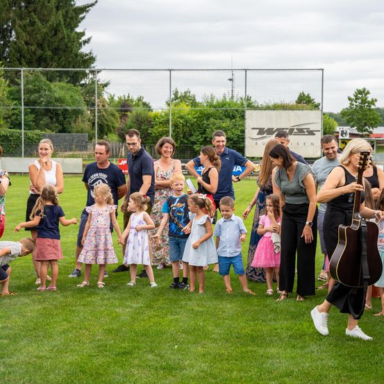 Bild enthält, People, Person, Grass, Adult, Female, Woman, Boy, Child, Male, Girl