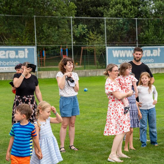 Bild enthält, People, Person, Grass, Child, Female, Girl, Boy, Male, Shorts, Woman