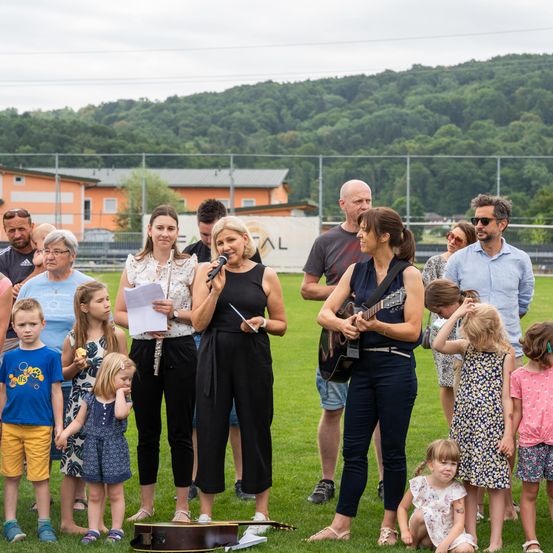 Bild enthält, People, Person, Adult, Female, Woman, Male, Man, Child, Girl, Guitar