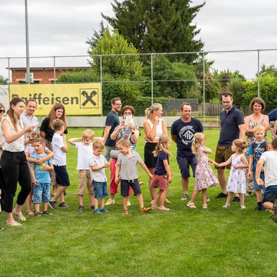 Bild enthält, People, Person, Grass, Child, Female, Girl, Boy, Male, Park, Woman