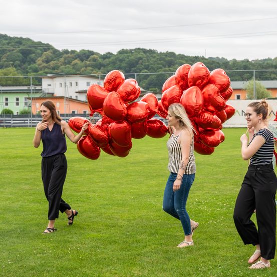 Bild enthält, Adult, Female, Person, Woman, People, Grass, Plant, Balloon, Shoe, Jeans