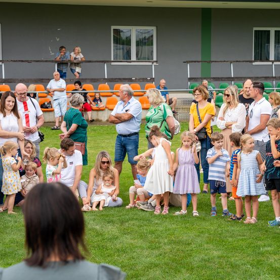 Bild enthält, Grass, Adult, Female, Person, Woman, People, Lawn, Shorts, Face, Head