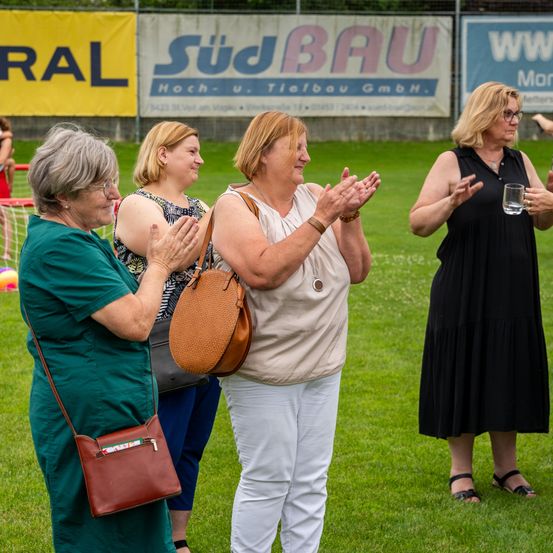 Bild enthält, People, Person, Handbag, Adult, Female, Woman, Grass, Shoe, Necklace, Glasses