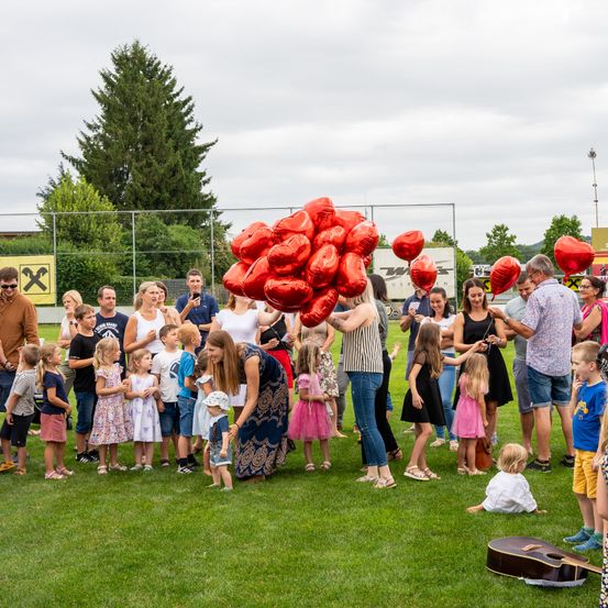 Bild enthält, People, Person, Grass, Child, Female, Girl, Adult, Male, Man, Shorts