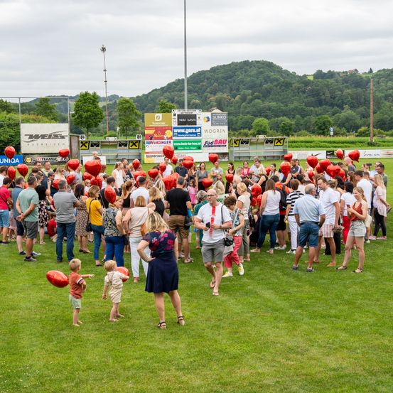 Bild enthält, People, Person, Grass, Plant, Nature, Outdoors, Park, Field, Lawn, Crowd