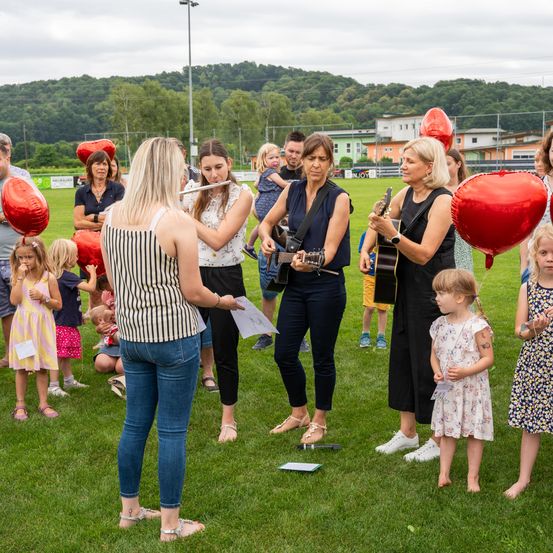Bild enthält, People, Person, Grass, Jeans, Adult, Female, Woman, Balloon, Child, Girl