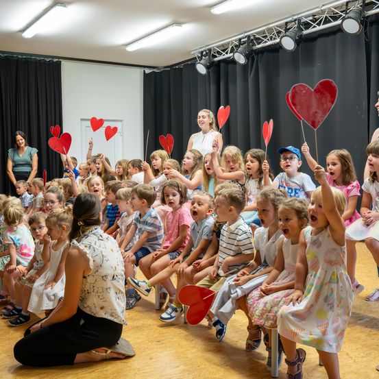 Bild enthält, People, Person, Adult, Female, Woman, Child, Girl, Boy, Male, Shoe