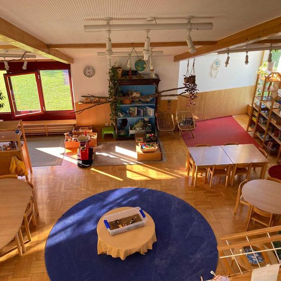 Bild enthält, Home Decor, Wood, Furniture, Indoors, Living Room, Kindergarten, Play Area, Floor, Hardwood, Interior Design