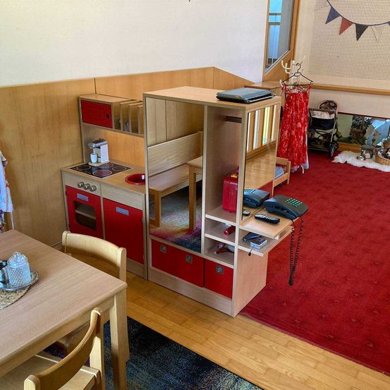 Bild enthält, Home Decor, Indoors, Interior Design, Furniture, Table, Rug, Plywood, Wood, Bedroom, Laptop