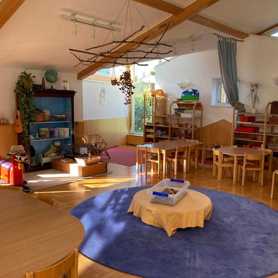 Bild enthält, Home Decor, Furniture, Indoors, Living Room, Wood, Table, Dining Room, Chair, Interior Design, Flooring