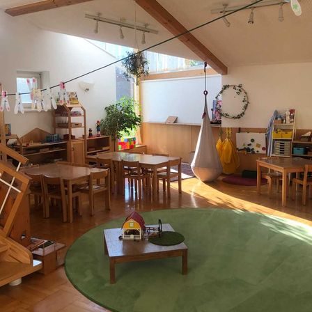 Bild enthält, Home Decor, Wood, Furniture, Table, Floor, Hardwood, Flooring, Indoors, Play Area, Kindergarten