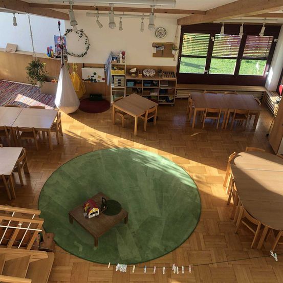 Bild enthält, Wood, Floor, Indoors, Interior Design, Home Decor, Hardwood, Table, Plywood, Living Room, Dining Table