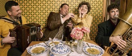 Bild enthält, People, Person, Adult, Male, Man, Horn, Musical Instrument, Tuba, Baby, Group Performance