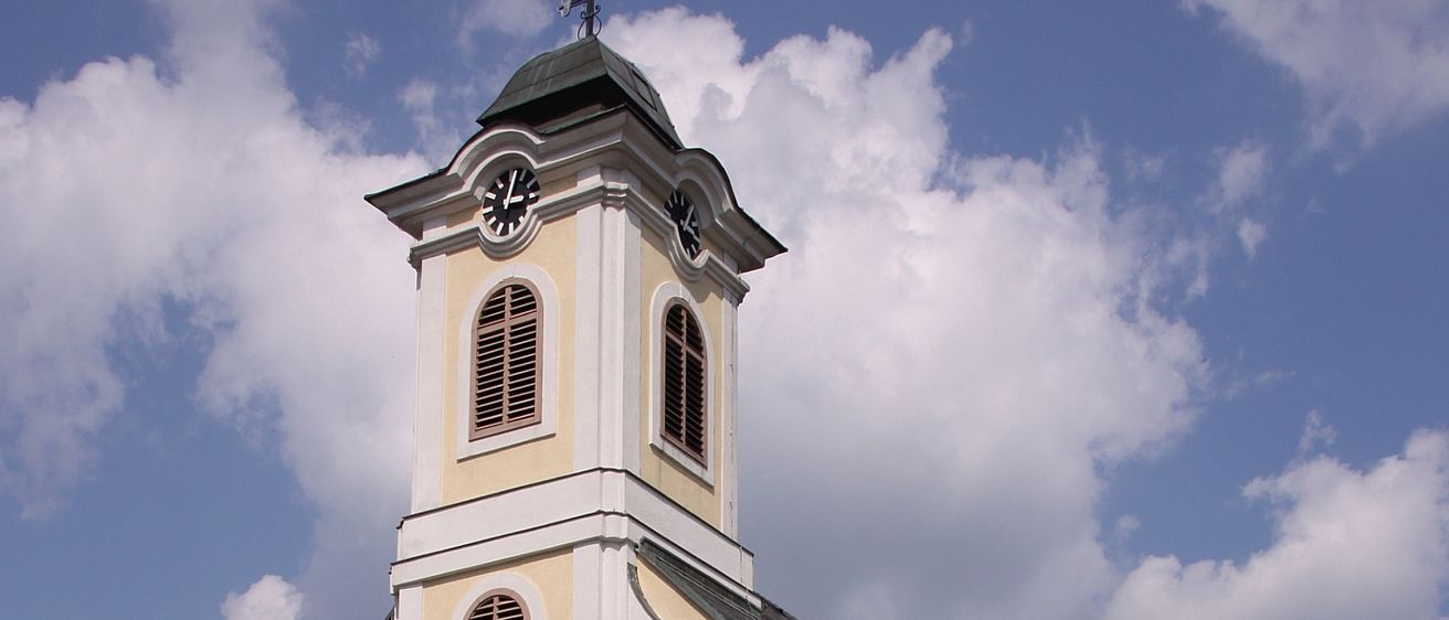 Bild enthält, Architecture, Building, Clock Tower, Tower, Spire, Bell Tower, Monastery, Person