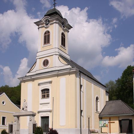 Bild enthält, Architecture, Building, Clock Tower, Tower, Spire, Bell Tower, Monastery, Person